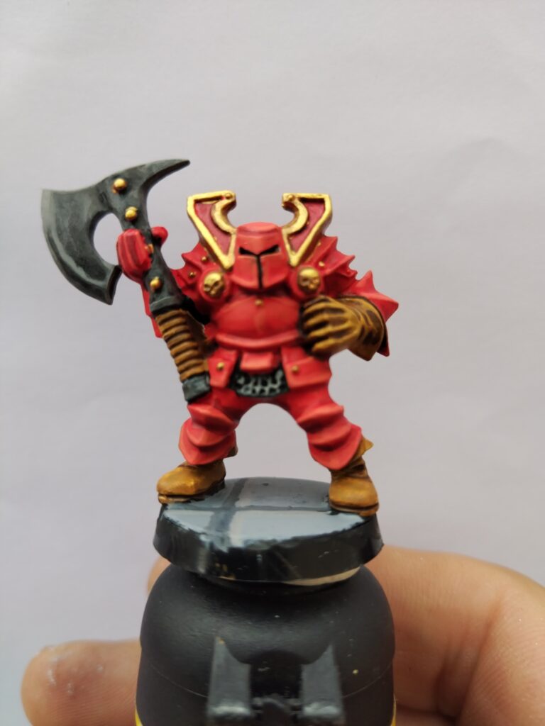 Photo de face d'un chevalier du chaos Warhammer Battle, des années 90, dans le schéma de couleurs rouge repris des chevaliers du chaos du jeu de plateau Hero Quest.
Deux heures de peinture style old school.