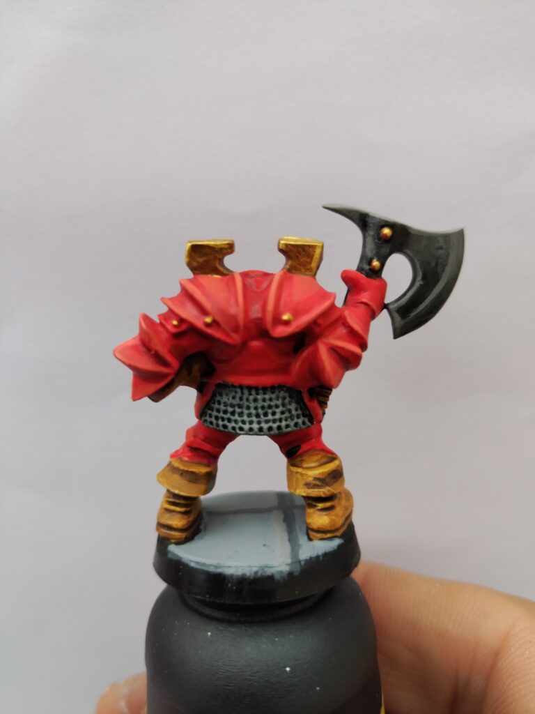 Photo de dos d'un chevalier du chaos Warhammer Battle, des années 90, dans le schéma de couleurs rouge repris des chevaliers du chaos du jeu de plateau Hero Quest.
Deux heures de peinture style old school.