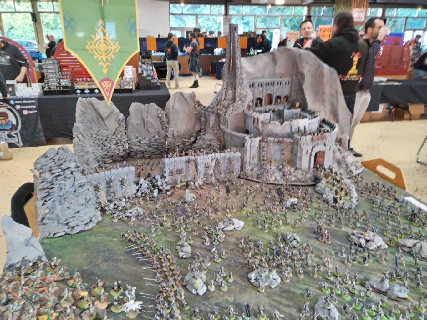 Table expo du gouffre de helm, plus de 600 figurine, des décors supplémentaire, projet asso de plus d'un an